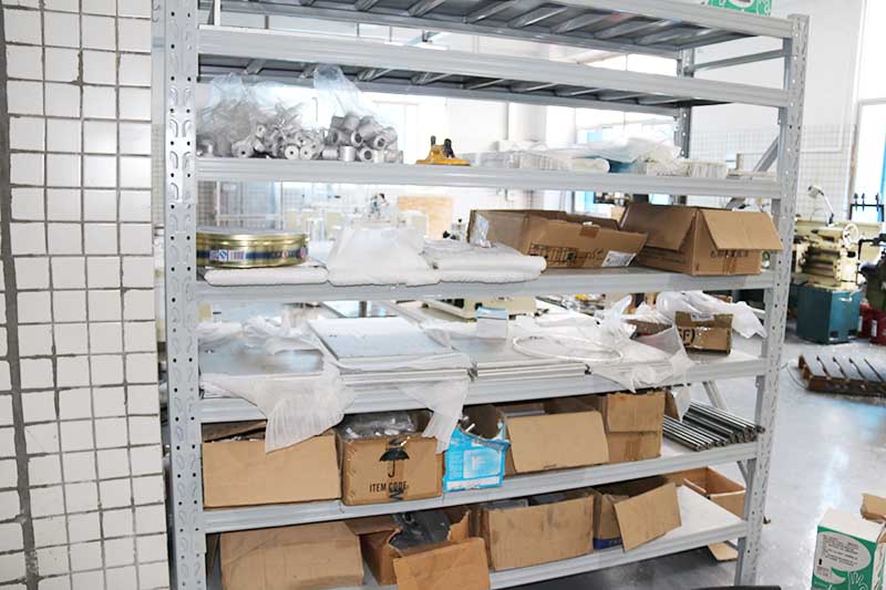 高低溫試驗箱廠家機加半產品區